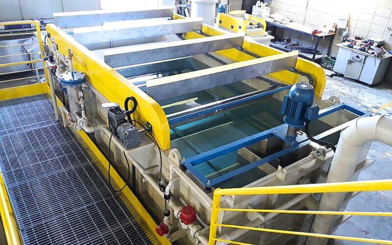 Sistema de flotação por ar dissolvido removendo contaminantes de efluentes líquidos.