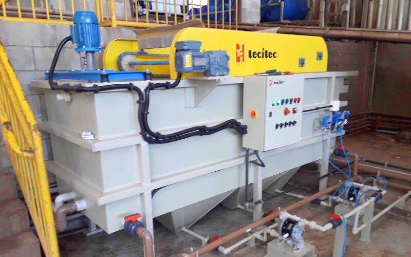 Equipamento de flotação removendo óleos e graxas de efluentes industriais.