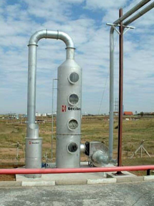 Lavador de gases industrial em operação, removendo partículas e gases contaminantes.