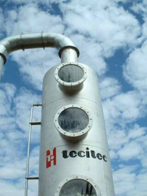 Lavador de gases industrial da Tecitec em operação, garantindo alta eficiência na remoção de poluentes atmosféricos.