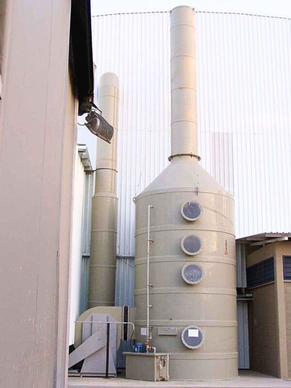 Bicos spray do lavador de gases promovendo alta eficiência na neutralização de contaminantes.