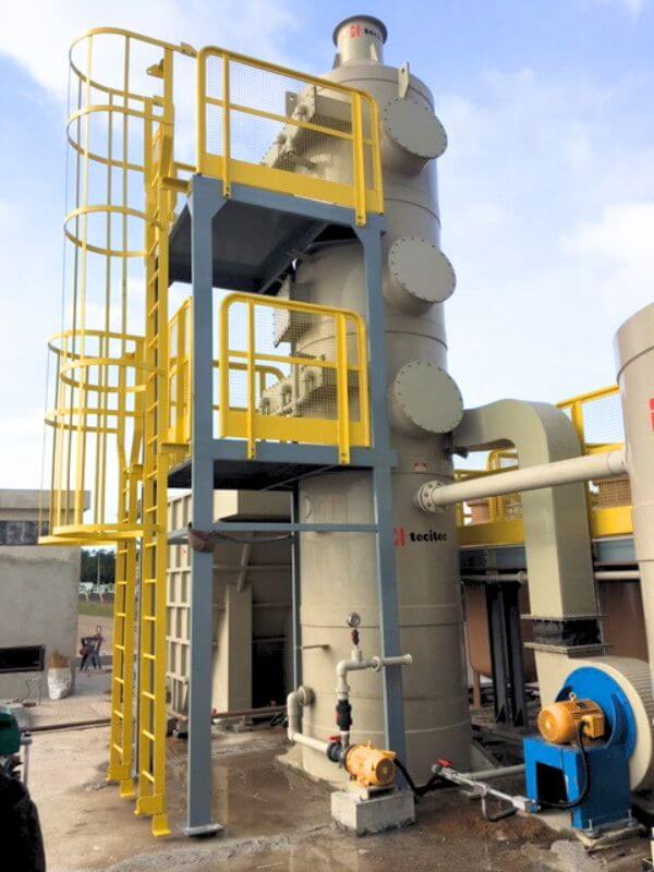 Lavador de gases instalado em uma planta industrial, operando na redução de emissões.